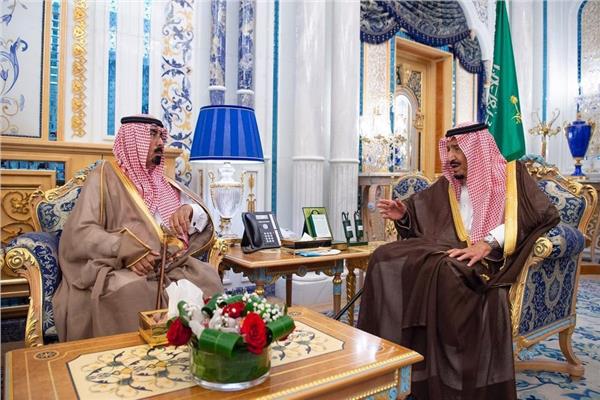 الملك سلمان ووالد اللواء عبدالعزيز الفغم - صورة من واس