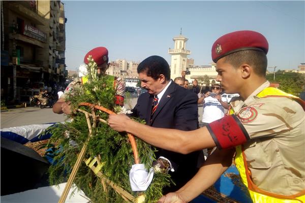 محافظ القليوبية يضع أكليلا من الزهور على قبر الجندي المجهول