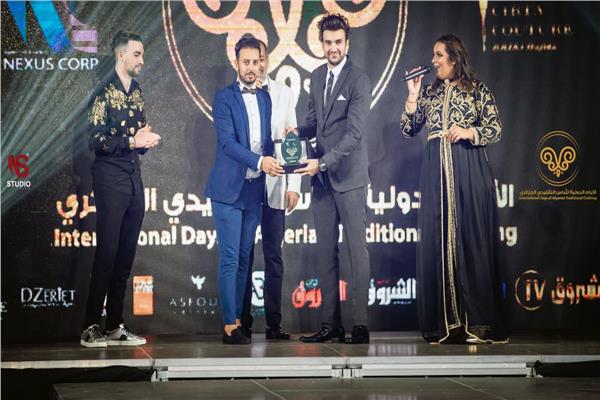 الدولي للباس التقليدي يكرم كريم أسامة بالجزائر