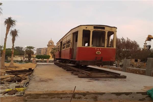صور| وصول إحدى أقدم عربات ترام مصر الجديدة لحديقة قصر البارون ...