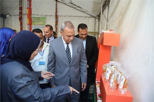 محافظ قنا يفتتح السوق الدائم لبيع منتجات صغار المزارعين