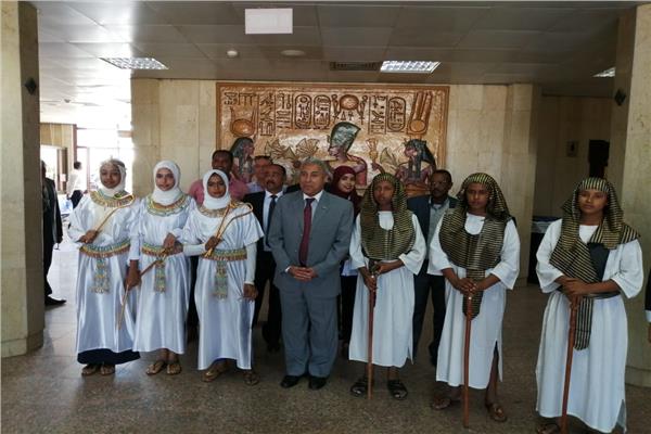 محافظ أسوان يستقبل الأفواج السياحية ويوزع الهدايا التذكارية عليهم