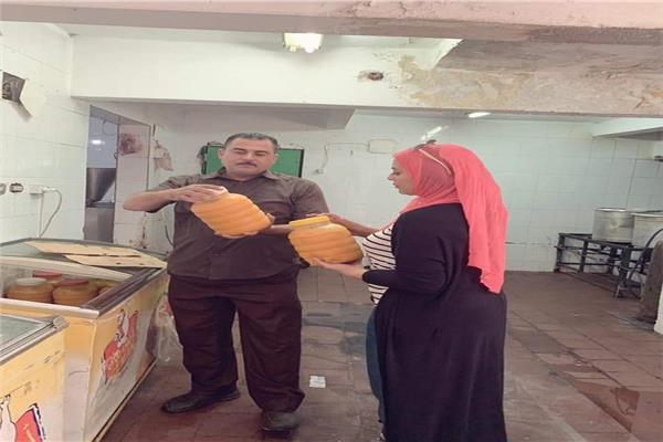ضبط 400 كيلو عصائر وفاكهة تالفة بمحل شهير في الإسماعيلية