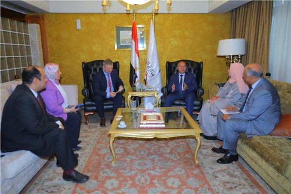 وزير النقل يلتقي سفير إستونيا بالقاهرة لبحث التعاون بين الجانبين 