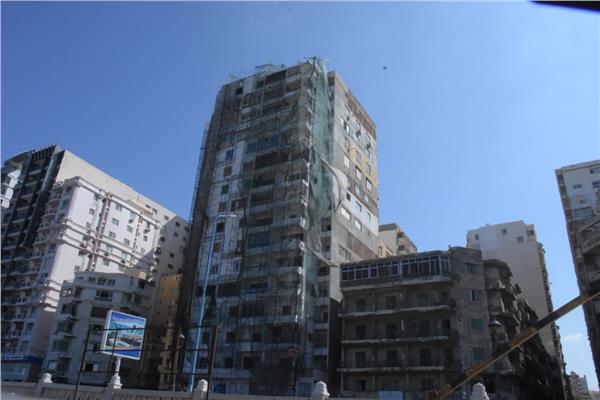 محافظ الإسكندرية يوقف أعمال تخريب بعقار على الكورنيش