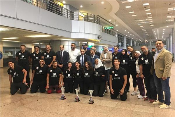 وفد وزارة الرياضة فى استقبال ابطال السلة