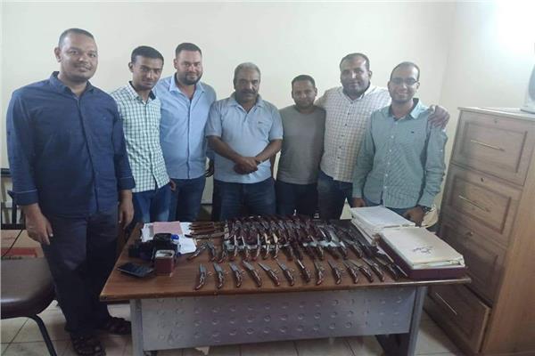 جمارك قسطل تضبط محاولة تهريب عدد من الأسلحة البيضاء
