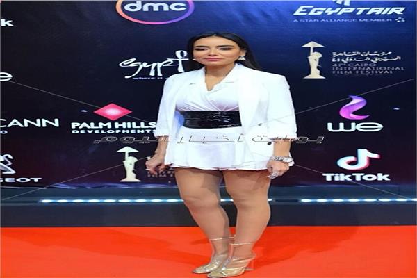سارة الطباخ تتالق بالأبيض في عرض فيلم «الفنار»