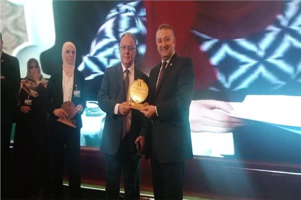 تكريم طاهر أبو زيد من مجلس الوحدة الاقتصادية العربية
