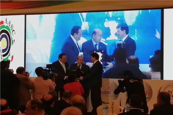 تكريم حسني غندر رئيس اتحاد الشركات بمؤتمر الأوكسا