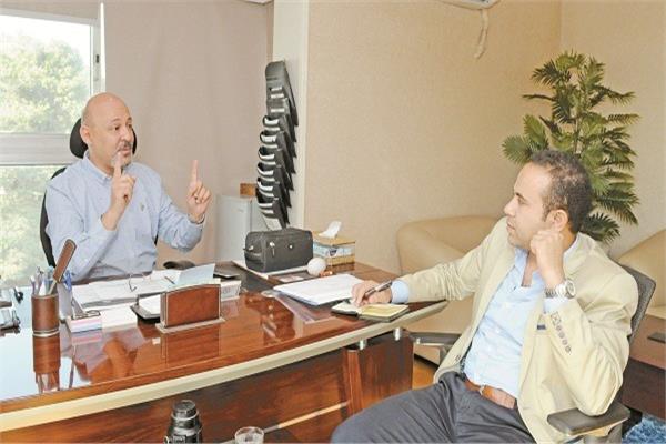 محرر الأخبار مع المتحدث باسم التأمين الصحي