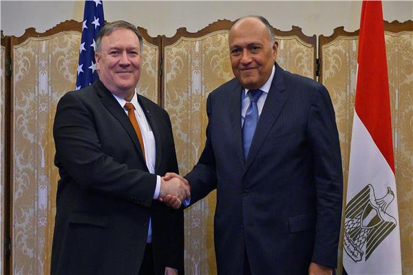 وزير الخارجية سامح شكري يصافح نظيره الأمريكي "مايك بومبيو"