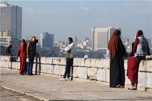 كورنيش الإسكندرية بعد الأمطار..متعة للزوار ورزق للمقاهي