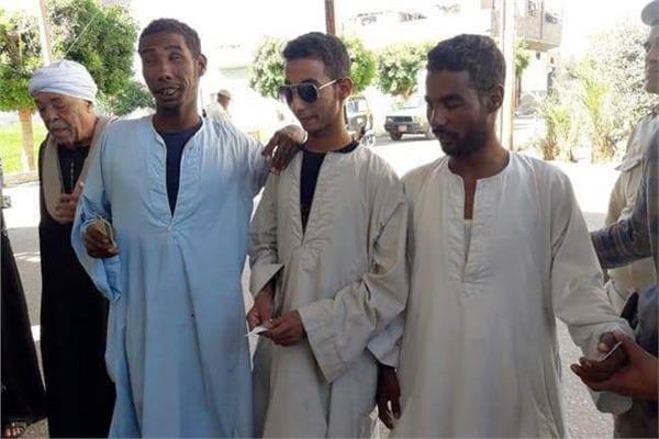  30 عامًا بـ«دون نور».. 3 أشقاء مصريين يستردون بصرهم بـ«معجزة»