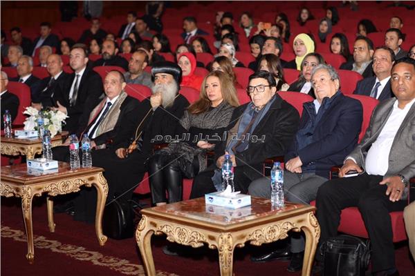 مجموعة كبيرة من نجوم الفن ورجال العلم والدين