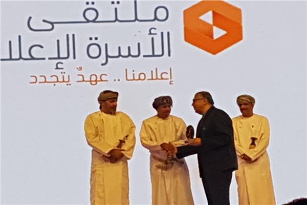 د. عبد المنعم بن منصور الحسني وزير الإعلام يكرم الخبير الإعلامي أحمد أبوبكر 