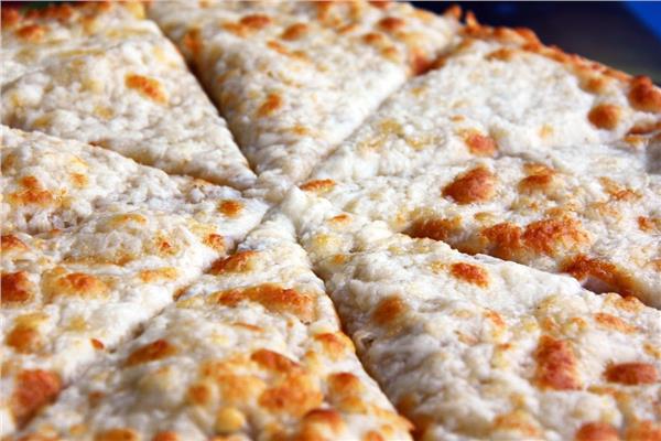 طبق اليوم .. «بيتزا بجبن الريكفورد»