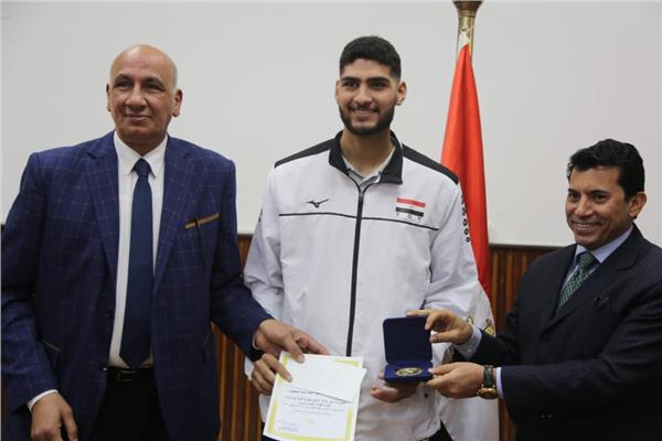تكريم الوزير لناشئي الطائرة
