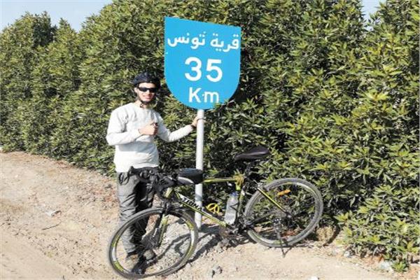 محمود.. مغامر يطوف مصر على «بسكلته»