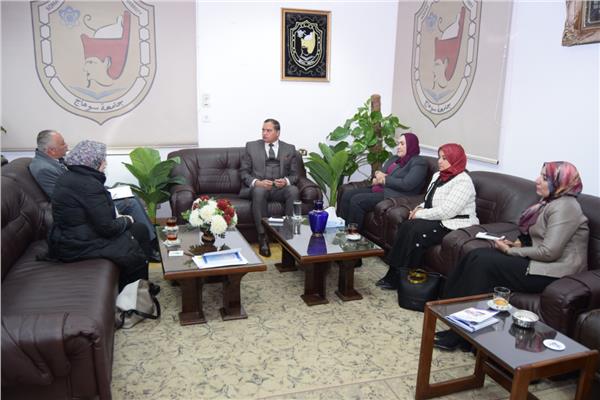 جامعة سوهاج تبحث آلية تنفيذ برامج توعوية طلابية عن الصحة الإنجابية وتنظيم الأسرة 