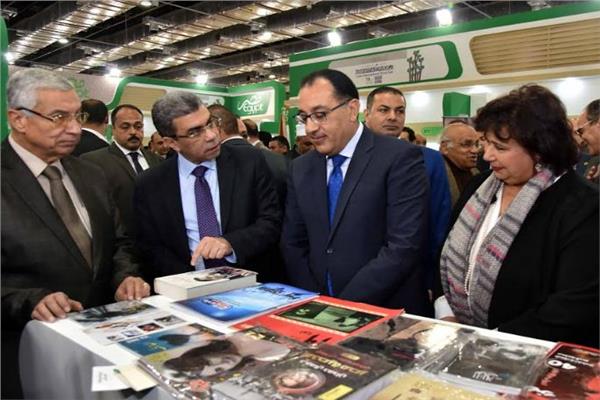 د.مصطفى مدبولي والكاتب الصحفي ياسر رزق بجناح أخبار اليوم في معرض الكتاب