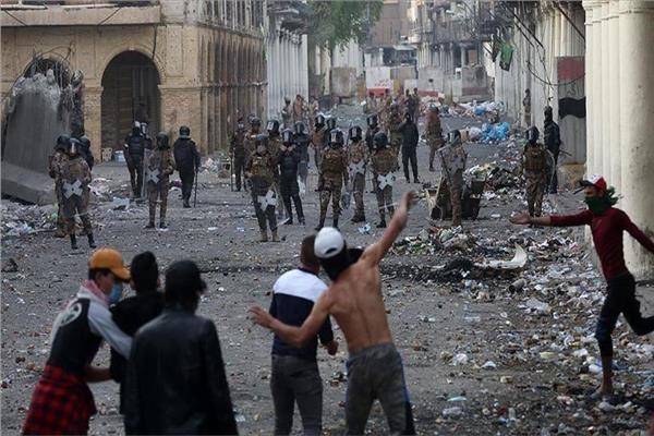إصابة 25 متظاهرا وشرطيا في مواجهات بينهما بمدينة الكوت العراقية