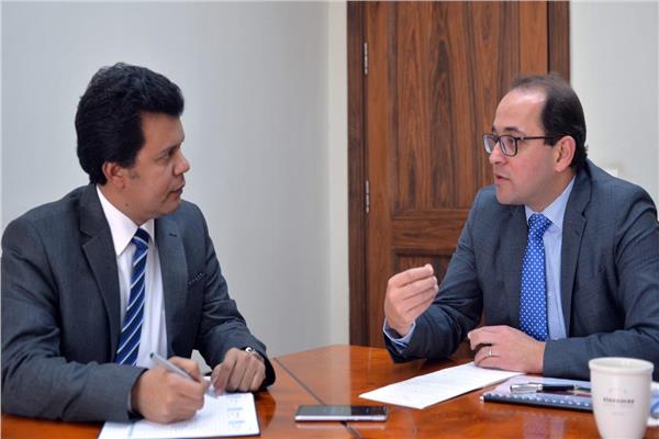 نائب وزير المالية خلال حواره مع محرر الأخبار