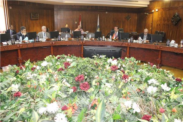 مجلس الجامعة خلال اجتماعه
