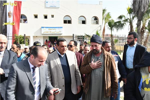 محافظ البحيرة يتفقد وحدة العلاج الطبيعي