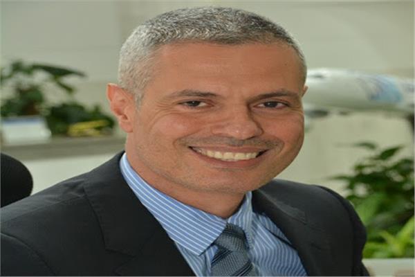 الطيار أحمد عادل رئيس الشركة القابضة لمصر للطيران 