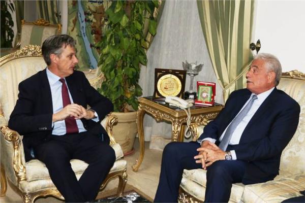 محافظ جنوب سيناء والسفير البريطاني خلال اللقاء
