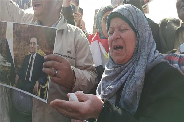 ليس فقط كبار رجال الدولة.. بل أيضا المواطنين بـ«بالدموع والحزن» يودعون «مبارك» 