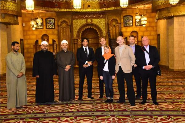 القنصل الألماني ووفد من الخارجية الألمانية داخل مسجد الصحابة