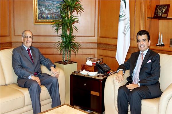 المالك والخمليشي يبحثان ترتيبات منح الإيسيسكو للأطباء الأفارقة