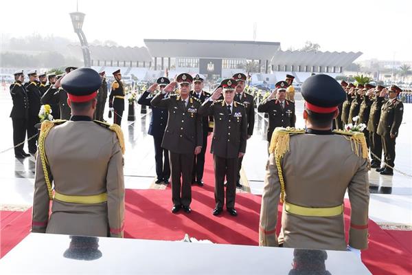 وزير الدفاع ورئيس الأركان أمام النصب التذكاري للشهداء