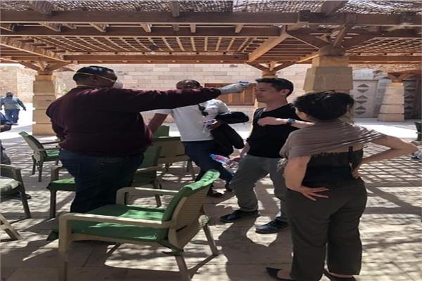 حملات لفحص السياح والعامليم بمحيط معبد أبو سمبل