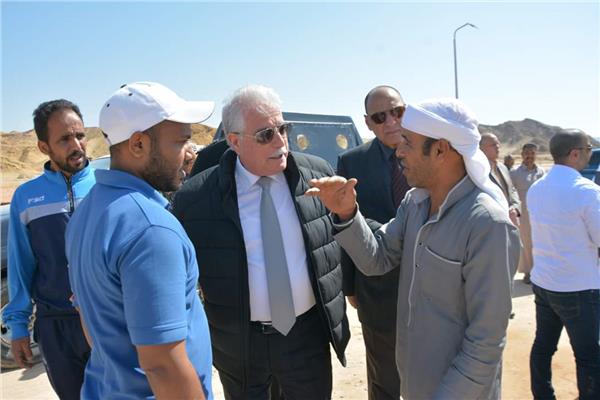 محافظ جنوب سيناء يتفقد ازالة اثار السيول بمدينة ابوزنيمة وابورديس