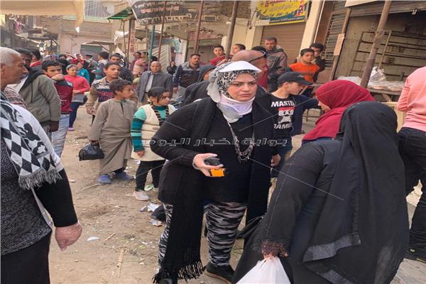 القليوبية تشن حملة مكبرة لفض التجمعات بالأسواق للحد من انتشار فيروس كورونا