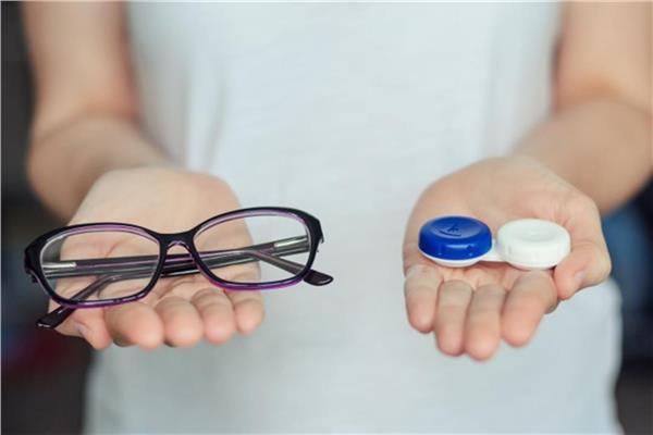 للحماية من كورونا.. النظارات الطبية أفضل من العدسات اللاصقة