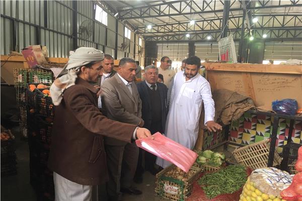 محافظ مطروح اثناء جولتة لمتابعه اسعار الخضروات