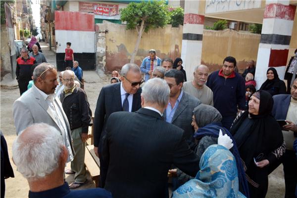 محافظ القليوبية يتابع "صرف المعاشات" بالمدارس 