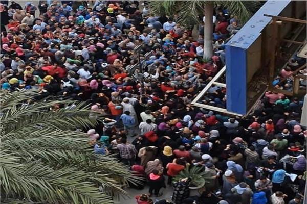 تجمعات المواطنين أمام البنك الأهلي