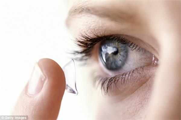 «تصيب بالعمى وكورونا».. طبيب عيون يحذر من هذه العدسات