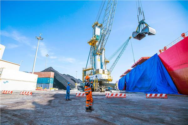 السخنة تواصل تشغيل الميناء بكامل طاقته..وتدعم العمالة اليومية المتضررة بالسويس 