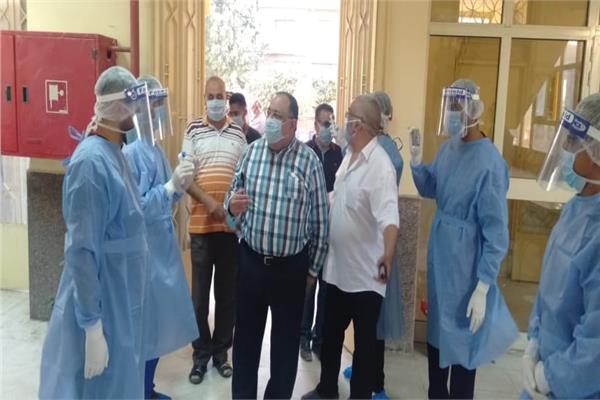 رئيس جامعة حلوان يشارك الفوج الأول من المصريين العائدين من الخارج