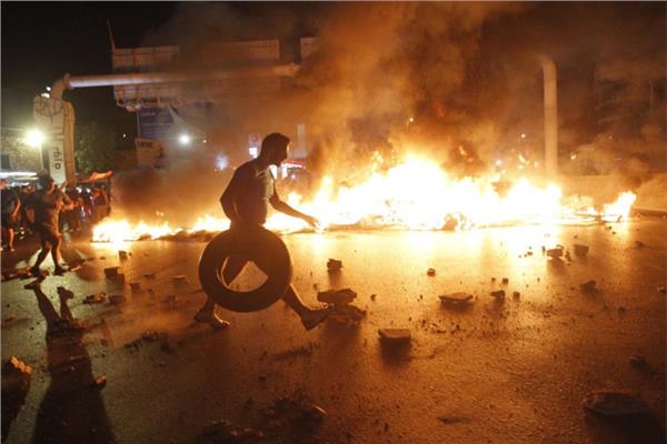 محتجون يقتحمون باحة مصرف لبنان في مدينة صور.. والأمن يتدخل‎