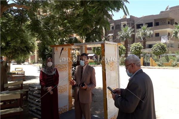 مديريه التربيه والتعليم بسوهاج يتابع تركيب بوابات التعقيم 