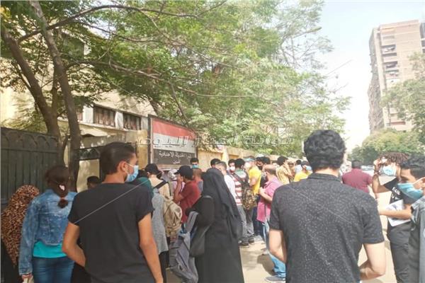 صورة من أمام إحدى المدارس