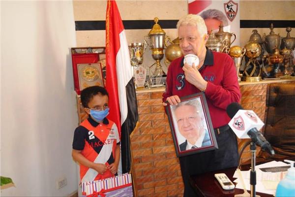 مرتضى يكرم الطفل