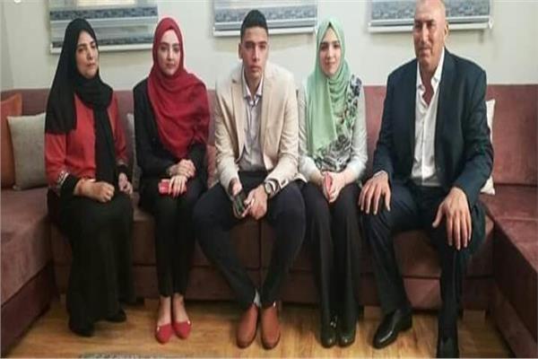 التوأم الثلاثي مع والديهم